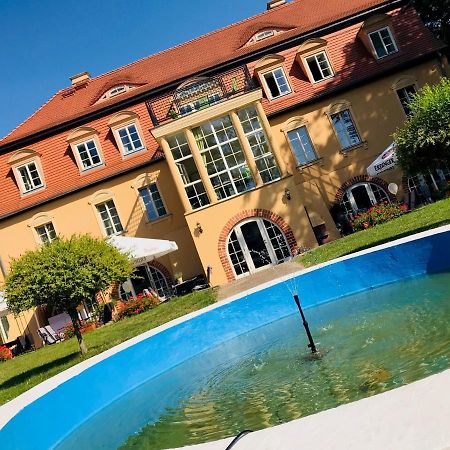 Schloss เซห์เดนิค ภายนอก รูปภาพ